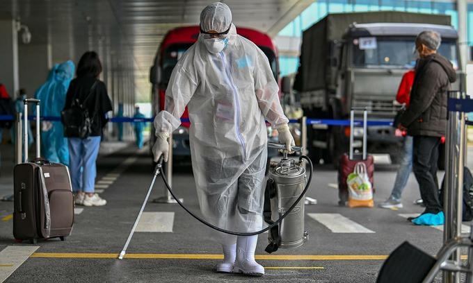 A medical worker sanitizing at the airport (photo: vne) 